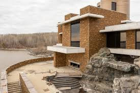 Peter Grant Mansion (Canada) là dinh thự ma quái ở Canada. Nơi đây được xây dựng bởi Peter Grant - chủ sở hữu của Grant Forest Corporation. Theo thiết kế, dinh thự có hai hồ bơi, một thác nước, một sân golf nhỏ và một garage thuyền trong nhà. Peter Grant đã bắt đầu thi công công trình này từ đầu năm 2005.