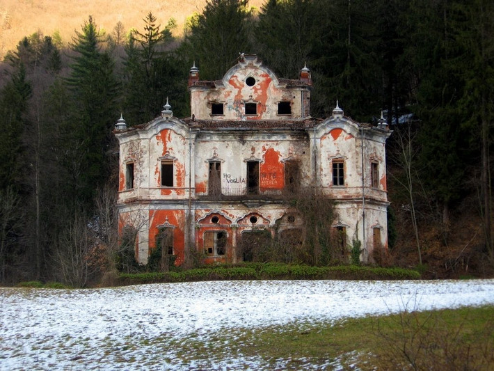 Villa De Vecchi được xem là "ngôi nhà ma ám" khét tiếng nhất Italy. Nằm trong khu rừng phía đông hồ Como, dinh thự này được xây dựng vào giữa thế kỷ 19. Sau khi hoàn thành, nơi đây trở thành nhà của bá tước Felix De Vecchi.