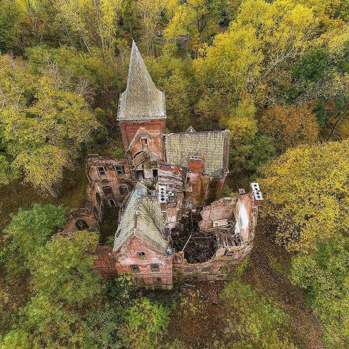 Wyndclyffe Mansion bị bỏ hoang, không còn người sinh sống. Sau nhiều thập kỷ bị bỏ hoang phế, ngôi nhà trở nên u ám, rùng rợn khi cỏ dại, cây cối mọc um tùm. Do không có người chăm sóc nên ngôi nhà xuống cấp.