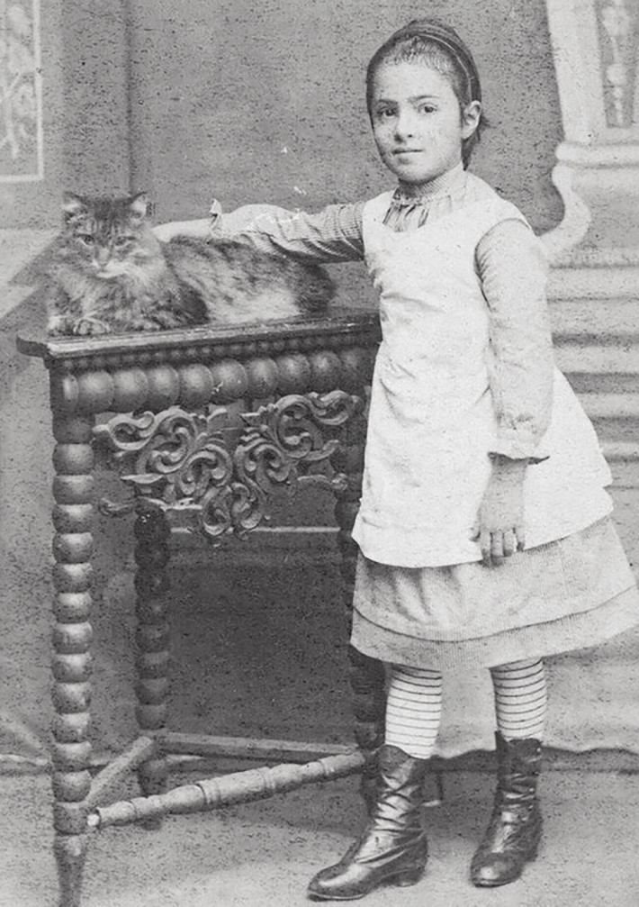 Một bé gái người Nga chụp ảnh với mèo cưng tại Shadrinsk, Vùng Kurgan, 1885 - 1890.