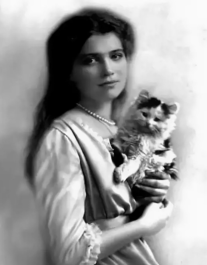Con gái của Sa hoàng Nicholas II - Nữ công tước Maria Nikolaevna xinh đẹp chụp ảnh với thú cưng.