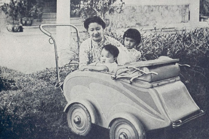 Tờ Le Monde colonial illustré đăng bức ảnh chụp Nam Phương Hoàng hậu bên 2 con vào tháng 5/1939.