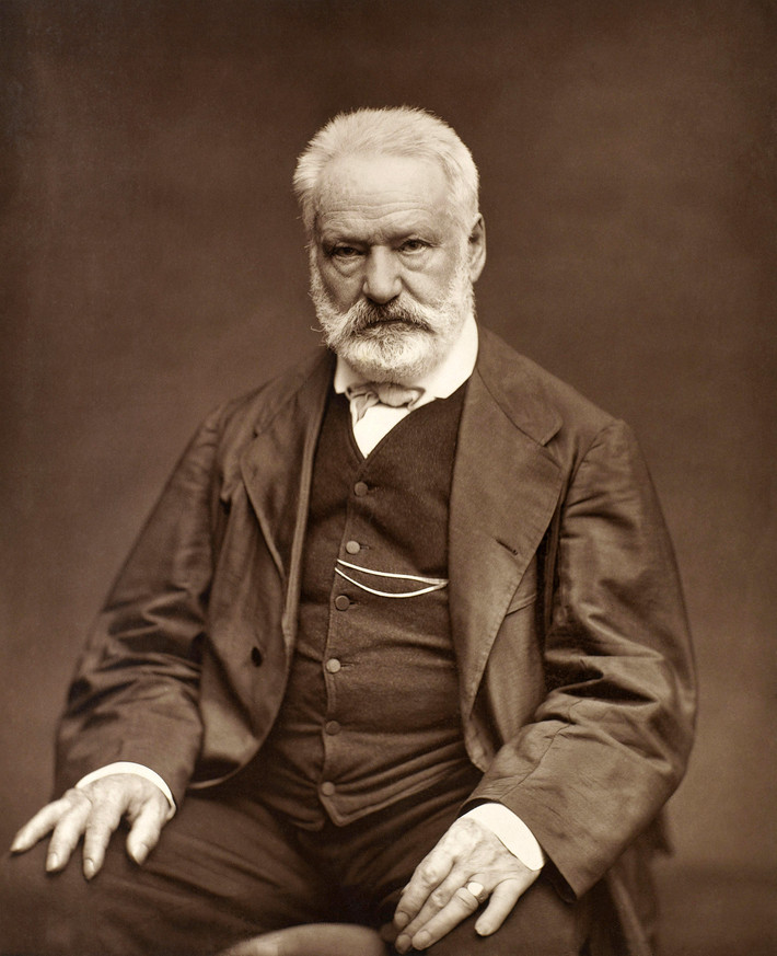 Nhà văn Pháp Victor Hugo từng nuôi một chú mèo con và đặt tên là "Gavroche". Ông yêu quý con mèo này đến mức đề cập đến nó trong nhiều tác phẩm của mình.