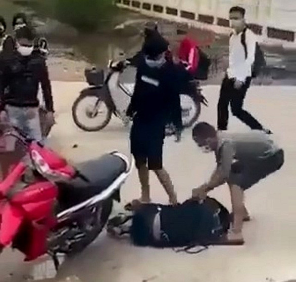 Nam sinh lớp 10 bị đánh dã man: Công an huyện Quảng Trạch (tỉnh Quảng Bình) đang tạm giữ hai thanh niên P.H.G.H. và P.N.K. để điều tra về hành vi hành hung một học sinh trên địa bàn. Trước đó, một nam sinh lớp 10 bị hai thanh niên chặn đánh dã man bằng mũ bảo hiểm, đấm đá và ném đá vào người. Sau đó bị đẩy xuống một hố nước.