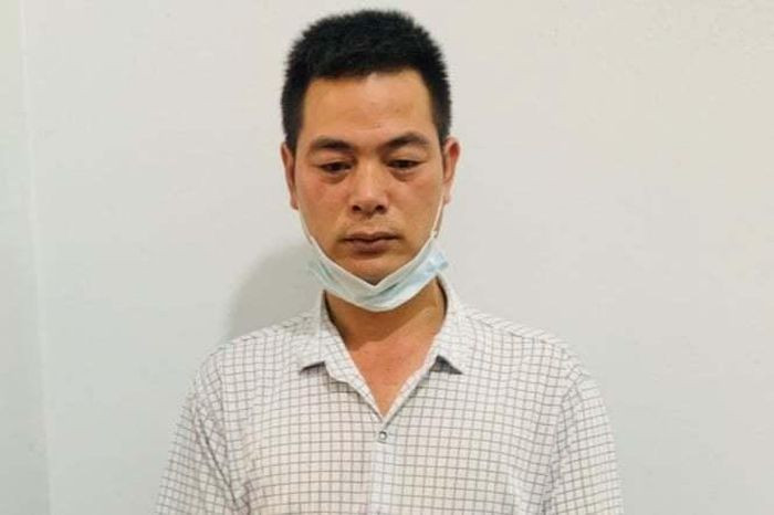 Sát hại vợ và bố vợ ngay tại tòa: TAND huyện Lục Ngạn (Bắc Giang) đang giải quyết tranh chấp hợp đồng vay tài sản giữa ông Lưu Văn L (SN 1961) và con rể là Dư Văn Thanh. Người có nghĩa vụ liên quan là chị Lưu Thị H (SN 1989, vợ Thanh). Lúc này, Thanh rút dao gấp đâm vợ khiến chị H tử vong. Thanh tiếp tục đâm ông L vào cổ khiến bố vợ bị thương nặng. Sau khi gây án, Thanh đi đầu thú.