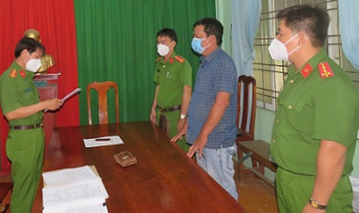 "Cò lúa” chiếm đoạt hơn 4,5 tỷ đồng: Công an tỉnh Đồng Tháp khởi tố bị can và bắt tạm giam Trần Quốc Vinh (SN 1977) điều tra về hành vi “lừa đảo chiếm đoạt tài sản”. Với vai trò là “cò lúa”, từ tháng 9/2020 đến tháng 1/2021, Vinh nhận 4,5 tỷ đồng của nạn nhân, đặt cọc 28 hợp đồng mua lúa. Sau khi nhận tiền, Vinh sử dụng vào việc bù lỗ cho những hợp đồng đã thua lỗ trước đó và chiếm đoạt.