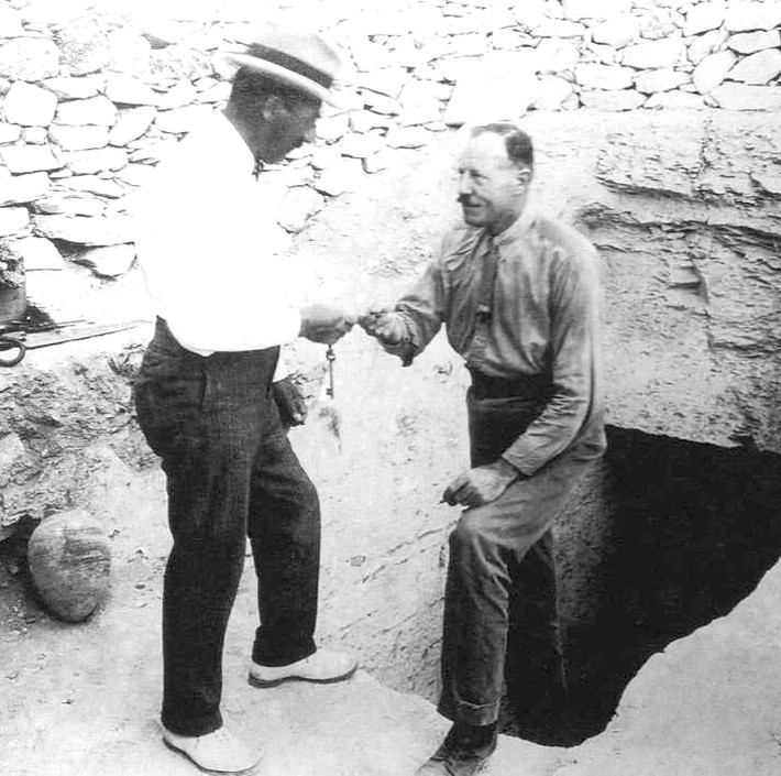 Vào ngày 5/4/1923, Carnarvon qua đời sau nhiều ngày sốt cao. Nguyên nhân tử vong được cho là do một vết muỗi cắn lây bệnh truyền nhiễm.
