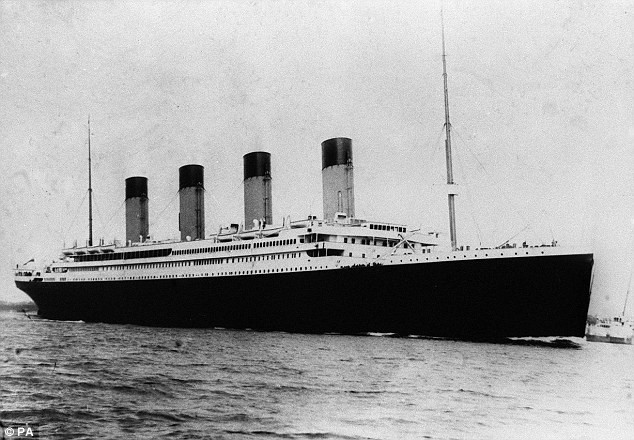 Vào ngày 15/4/1912, tàu Titanic huyền thoại đâm phải tảng băng trôi dẫn đến thảm kịch chìm tàu cướp đi sinh mạng của hơn 1.500 người. Trong ảnh là tàu Titanic sang trọng bậc nhất thời điểm thực hiện chuyến đi đầu tiên và cũng là cuối cùng.