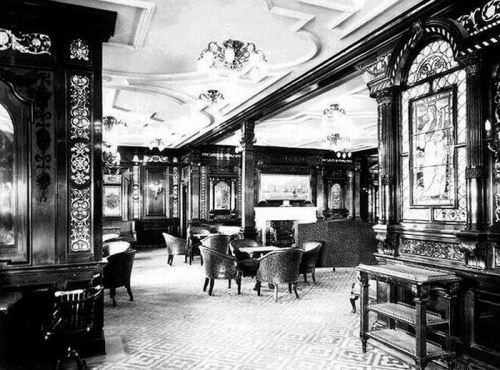 Một căn phòng trên tàu Titanic được bày trí bằng đồ nội thất sang trọng.
