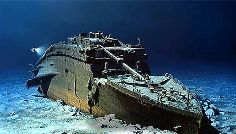 Trái ngược với hình ảnh xa hoa, lộng lẫy khi khởi hành, tàu Titanic bị chìm xuống đáy biển không còn nguyên vẹn.