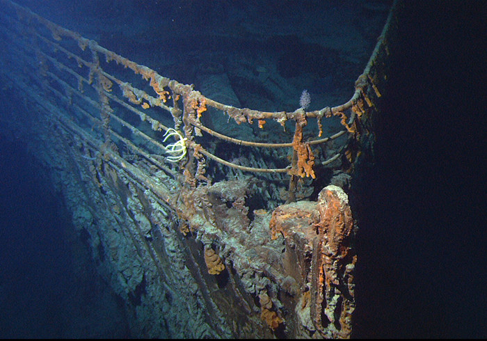 Theo đó, tàu Titanic bị hư hại nghiêm trọng.