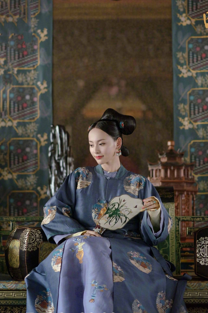 Khi Hương Phi qua đời, hoàng đế Càn Long ra lệnh cho người đưa thi hài mỹ nhân về cố hương Tân Cương để mai táng. Phải mất 3 năm đoàn đưa tang mới đưa thi hài Hương Phi về nơi chôn cất.