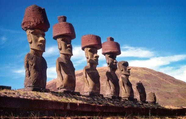 Nằm ở Chile, đảo Phục Sinh còn có tên gọi Rapa Nui (trong tiếng bản địa) và Isla de Pascua (theo tiếng Tây Ban Nha). Hòn đảo này được nhà thám hiểm người Hà Lan Jacob Roggeveen phát hiện năm 1722.