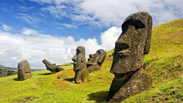 Bên cạnh hàng trăm pho tượng Moai, các chuyên gia còn bối rối trước những văn tự cổ sử dụng thứ ngôn ngữ viết đầy bí ẩn Rongo-rongo được tìm thấy trên hòn đảo Phục Sinh.