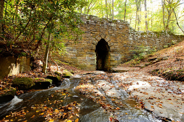 Poinsett là tên cây cầu ma ám nổi tiếng nước Mỹ nằm ở Greenville, Nam Carolina.
