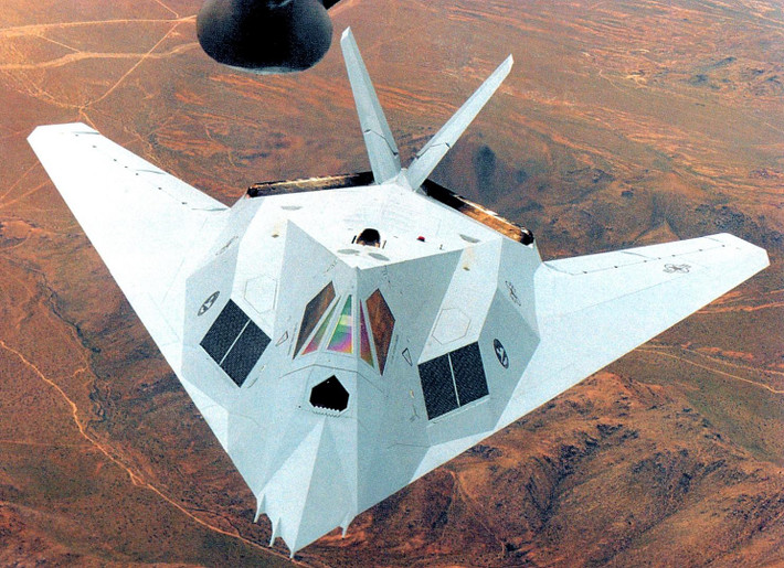Sự kiện máy bay chiến đấu F-117A của Mỹ bị bắn hạ trong Chiến tranh Kosovo gây chấn động dư luận thế giới bởi đây là điều mà Mỹ và các nước đều chưa từng nghĩ đến.