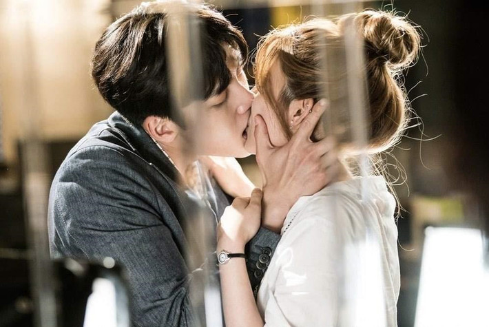 Ji Chang Wook: Nổi lên từ siêu phẩm truyền hình Hoàng hậu Ki ra mắt cách đây 5 năm, đến nay, Ji Chang Wook đã là gương mặt ăn khách trên màn ảnh Hàn. Khả năng nhập vai đa dạng và linh hoạt là điểm mạnh giúp anh lọt vào mắt xanh của nhiều đạo diễn. Không chỉ thể hiện tốt những phân cảnh hành động gay cấn, mỹ nam 32 tuổi có thể khơi gợi cảm xúc của khán giả thông qua những màn "khóa môi" lãng mạn. Trong Suspicious Partner, anh và bạn diễn Nam Ji Hyun đã chinh phục người xem bằng những nụ hôn sâu, mãnh liệt và cháy bỏng.