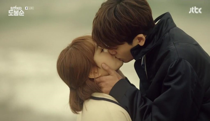 Park Hyung Sik: Quyết định lấn sân diễn xuất đã thay đổi sự nghiệp và cuộc đời của Park Hyung Sik. Từ một thần tượng kém nổi thuộc nhóm nhạc ZE:A, nam diễn viên đã thu về một lượng người hâm mộ khổng lồ sau thành công của các tác phẩm truyền hình mà anh tham gia. Không chỉ nhập vai tự nhiên, Park Hyung Sik còn rất nhập tâm trong nhiều phân cảnh lãng mạn. Màn tung hứng giữa anh và Park Bo Young trong bộ phim Strong Woman Do Bong Soon đã khiến khán giả xiêu lòng. Cảnh hôn giữa hai diễn viên mang đến cảm giác vừa đáng yêu vừa nóng bỏng.