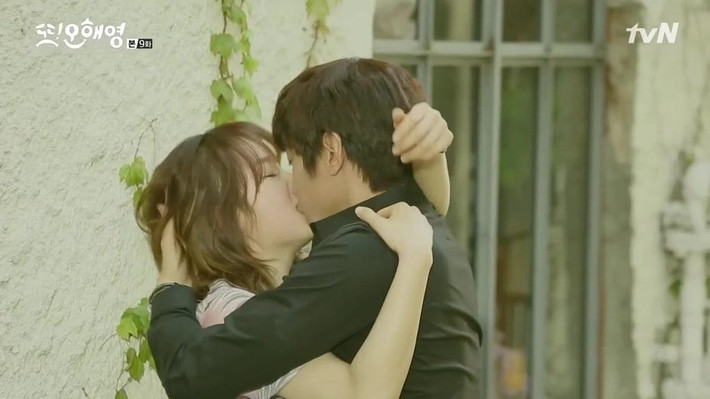 Eric Mun: Danh sách những cảnh hôn đẹp nhất màn ảnh Hàn sẽ không thể hoàn thiện nếu thiếu đi những màn khóa môi của Eric Mun trong bộ phim Another Oh Hae Young. Những phân đoạn mùi mẫn giữa nam diễn viên và bạn diễn Seo Hyun Jin có thể khiến khán giả phải đỏ mặt vì độ táo bạo của nó. Cả hai đã nhập vai một cách “mượt mà” và tỏ ra ăn ý trong những khoảnh khắc thân mật như trên.