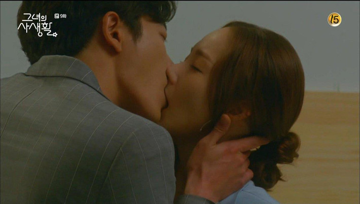 Kim Jae Wook: Bộ phim truyền hình Her Private Life không được đánh giá cao về mặt nội dung. Bù lại, màn tương tác giữa Kim Jae Wook và Park Min Young là điểm sáng thu hút khán giả. Những cảnh hôn gợi cảm và nóng bỏng giữa hai diễn viên buộc người xem phải nán lại màn hình để cảm nhận tình yêu của họ. Vào vai Ryan Gold, Kim Jae Wook đã chứng tỏ kỹ năng hôn điêu luyện như “nuốt” bạn diễn của mình.