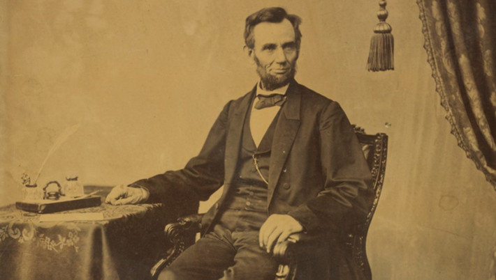 Tổng thống Lincoln tiến lại và hỏi người lính đứng bên cạnh rằng người nằm trong quan tài là ai. Khi ấy, người lính trả lời: "Đó chính là Ngài Tổng thống".