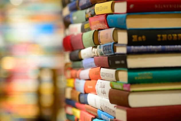 Theo các chuyên gia, người mắc Bibliomania có tình yêu cuồng nhiệt dành cho những cuốn sách. Họ là những người ham đọc sách và thích sưu tầm những cuốn sách.