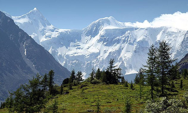 Dãy núi Altai là một trong những khu vực núi quan trọng nhất ở Trung Á và Siberia. Trải dài hơn 2.000 km, dãy núi Altai nằm trên lãnh thổ của 4 quốc gia gồm: Nga, Kazakhstan, Mông Cổ và Trung Quốc.