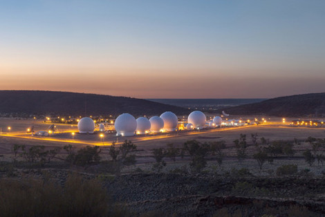 Nằm gần Alice Springs, căn cứ quân sự Pine Gap được thành lập theo thỏa thuận quốc phòng giữa hai chính phủ Mỹ và Australia vào thập niên 60 của thế kỷ 20.