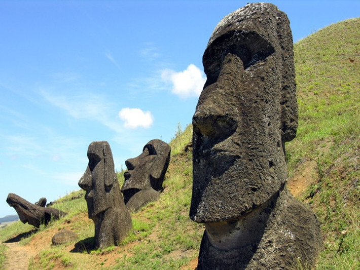 Trong suốt nhiều năm, không ít người cho rằng tượng Moai chỉ có phần đầu nhô lên khỏi mặt đất mà không có phần thân. Tuy nhiên, không có ai dám khẳng định chắc chắn về điều này.