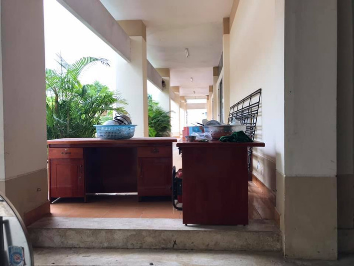 Hằng ngày, những cán bộ vòng 2 có nhiệm vụ tiếp nhận vật liệu và đồ ăn uống từ vòng 3 chuyển vào vòng 1. Họ cũng kiểm tra các đồ vật từ vòng 1 chuyển ra như bát đũa, đồ ăn, đồ uống...