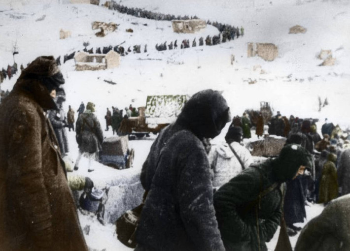 Binh sĩ phát xít Đức đi thành hàng dài ở mặt trận Stalingrad năm 1943.