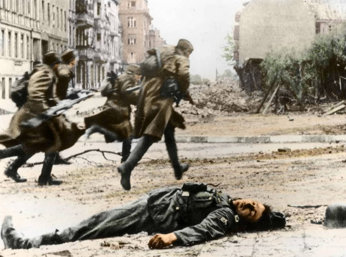 Thi thể một binh sĩ tử trận nằm trên đường phố Berlin năm 1945.