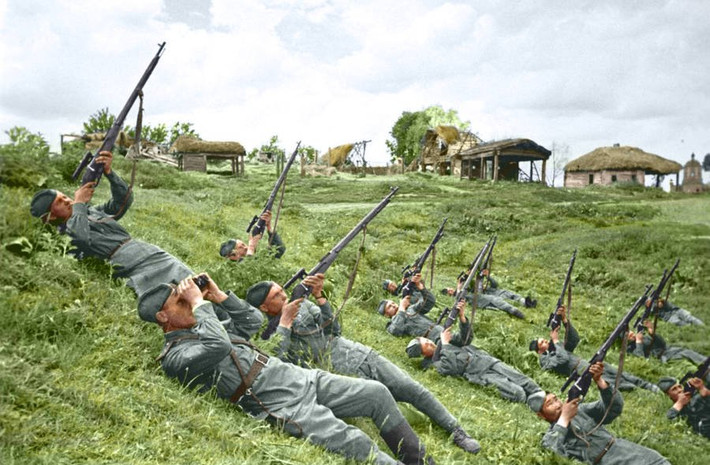 Một nhóm binh sĩ Liên Xô ngắm bắn máy bay địch. Ảnh chụp tháng 6/1943. Video: Châu Á kỷ niệm ngày kết thúc Thế chiến 2 (nguồn: VTC14).