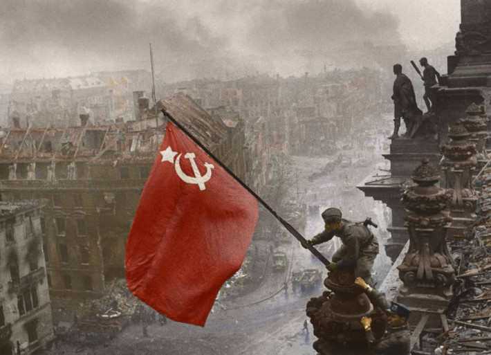Binh sĩ Liên Xô cắm cờ trên nóc tòa nhà Quốc hội ở Berlin ngày 2/5/1945.