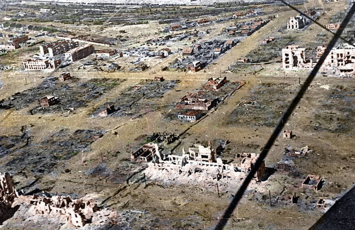 Trong trận chiến tại Stalingrad, quân Đức quốc xã đã phá hủy, gây thiệt hại nghiêm trọng cho thành phố này. Nhiều tòa nhà, đường xá, trường học bị hư hại nặng, có nơi gần như bị san phẳng. Ảnh chụp tại Stalingrad cuối năm 1943.
