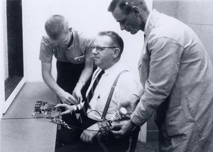 Nhóm của giáo sư Milgram chiêu mộ được 40 người tham gia thí nghiệm. Họ được chia làm 2 vai: một bên đóng vai giáo viên và bên còn lại sắm vai học sinh. Hai nhóm đối tượng ngồi ở 2 phòng khác nhau. Người tham gia thí nghiệm đóng vai giáo viên sẽ lần lượt đặt câu hỏi cho học sinh.