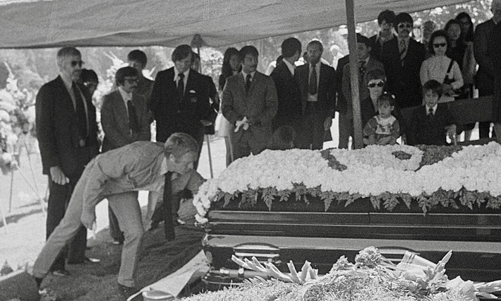 Đến ngày 25/7/1973, tang lễ của Lý Tiểu Long được tổ chức trang nghiêm tại nhà tang lễ Guangbin, Cửu Long, Hong Kong theo nghi lễ cấp cao đặc cách.