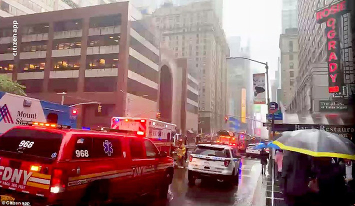 Liên quan đến sự việc này, Thị trưởng Bill de Blasio cho vụ tai nạn trên không có dấu hiệu khủng bố. Thế nhưng, vụ việc này khiến người dân Mỹ liên tưởng về vụ khủng bố ngày 11/9/2001.