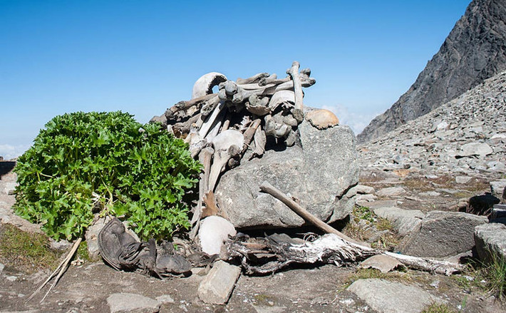 Hồ Roopkund ở Ấn Độ nằm ở độ cao 5.029m so với mực nước biển trên đỉnh Himalaya hùng vĩ. Nơi đây còn được biết đến với biệt danh hồ xương người vô cùng rùng rợn. Tên gọi này xuất phát từ bí mật "đen tối" được cất giấu dưới đáy hồ Roopkund.