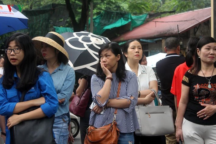 Sự lo lắng hiện rõ trên từng khuôn mặt.