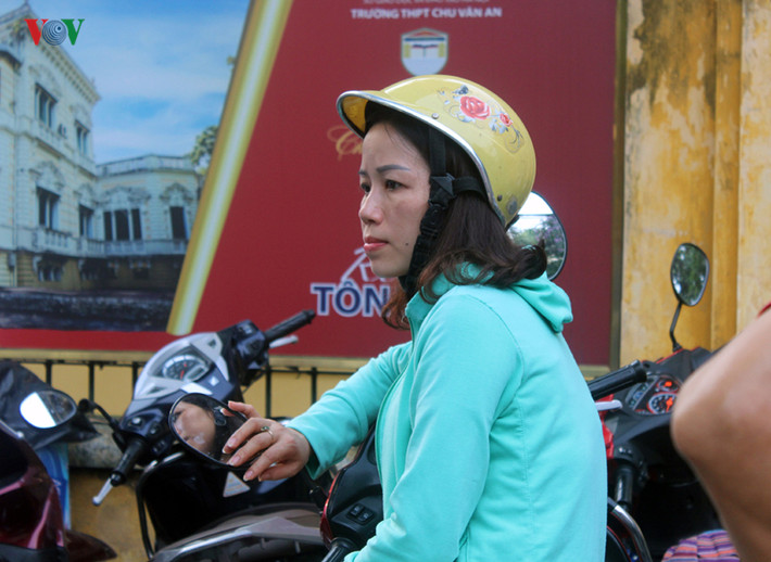 Căng thẳng, mệt mỏi khiến con gái chị Phạm Thanh Thủy (Đội Nhân, Ba Đình) phát sốt khi sát kỳ thi. Bởi vậy mà dù bài làm các môn thi của con đều khá tốt, nhưng chị Thủy vẫn không khỏi lo lắng. "Con có nguyện vọng vào Chu Văn An, dù biết là khá căng thẳng, nhưng gia đình vẫn rất ủng hộ. Sát ngày thi, con bị sốt cao, ngày nào đi thi con cũng sốt và phải dùng thuốc. Mẹ ở ngoài chỉ lo con ốm gục trong phòng thi".