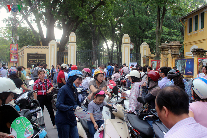 Tính đến chiều ngày 3/6, nhiều thí sinh thi khối chuyên và không chuyên vào lớp 10 tại Hà Nội đã bắt đầu kết thúc kỳ thi tuyển sinh vào lớp 10. Đợi con thi những môn cuối cùng, nhiều phụ huynh không giấu được sự lo lắng, thấp thỏm.