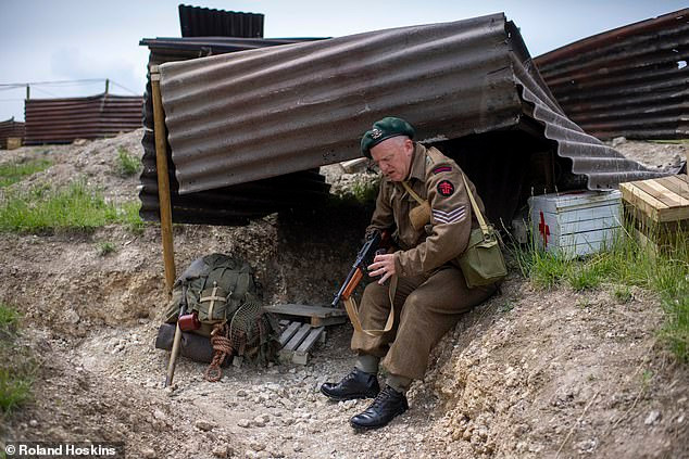 Sau khi Thế chiến 2 kết thúc, ông Johh được trao tặng huân chương Croix de Guerre vì hành động dũng cảm trong chiến tranh. Video: Tiếp tục truy tìm tội phạm chiến tranh thời phát xít Đức (nguồn: VTC14)
