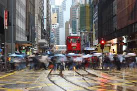 Theo đó, Hong Kong có hệ thống kinh tế và chính trị riêng với Trung Quốc. Ngoại trừ các vấn đề quân sự và đối ngoại, Hong Kong duy trì quyền tư pháp, lập pháp và hành pháp độc lập.