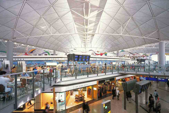 Sân bay quốc tế Hong Kong có tên trong top 10 sân bay bận rộn nhất thế giới. Mỗi ngày sân bay này phục vụ hơn 59 triệu hành khách.