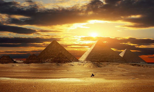 Cụ thể, các điểm chân của đại kim tự tháp Giza với các điểm chân được xếp gần như chuẩn theo 4 hướng: Đông - Tây - Nam - Bắc.