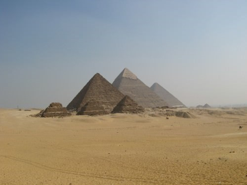 Thêm nữa, địa điểm nơi đại kim tự tháp Giza tọa lạc tập trung một lượng lớn lực điện từ của Trái Đất. Video: Phá kim tự tháp hơn 2.000 năm tuổi để lấy đá làm đường (nguồn: VTC14)