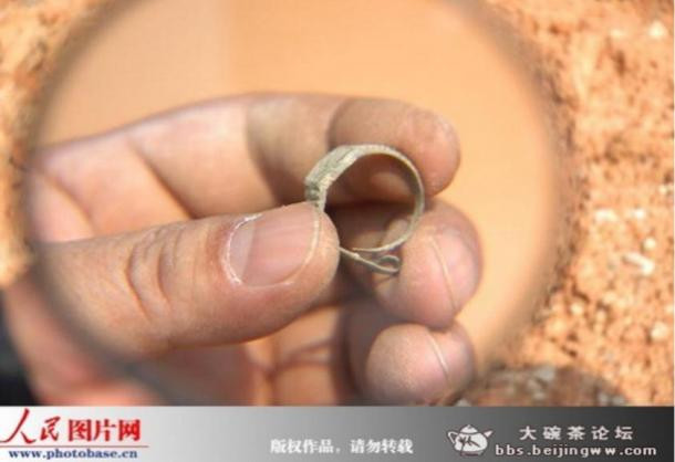 Các chuyên gia đã mở quan tài này vào năm 2008 và phát hiện một vật thể lạ dày khoảng 2 mm.