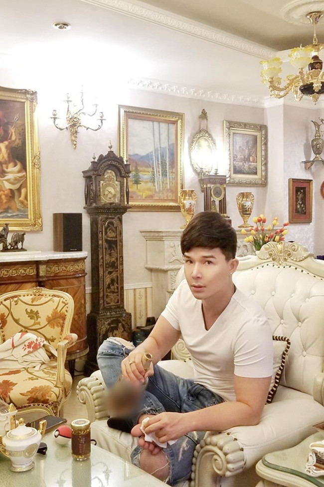 Bài viết chưa rõ đùa hay thật của Nathan Lee nhanh chóng gây chú ý với fan. Nhiều người khen chàng ca sĩ điển trai "vui tính quá", "hài hước ghê" hay bình luận bông đùa với Nathan Lee "Rửa chân xong thì nhỏ mắt cho nó sáng".... Bên cạnh nội dung hài hước của status, cư dân mạng choáng ngợp trước khung cảnh sang trọng, xa hoa trong nhà giọng ca sinh năm 1983.