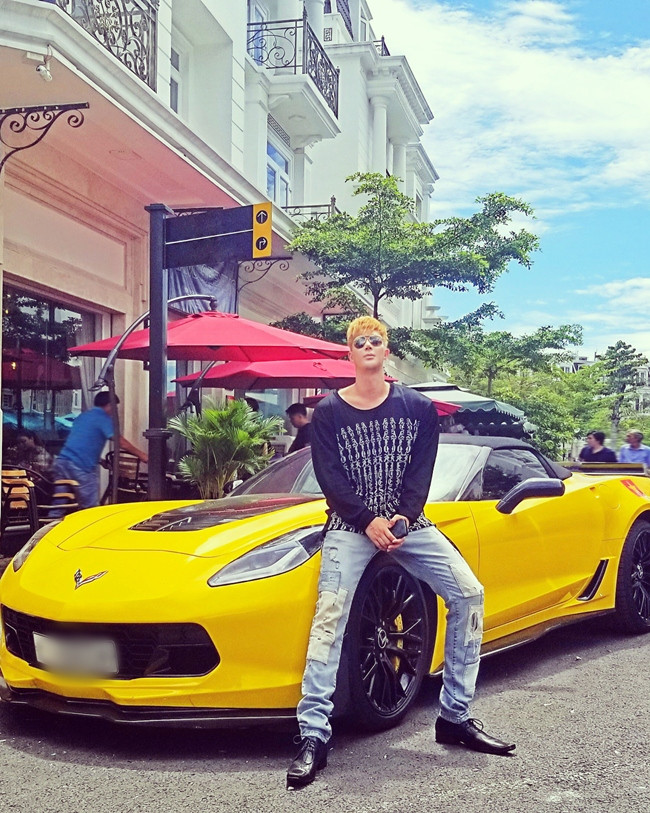 Không chạy "sô" nhiều như các đồng nghiệp khác song Nathan Lee vẫn có cuộc sống xa hoa. Giọng ca "Xinh" thẳng thắn cho biết, ngoài đam mê ca hát, anh còn kinh doanh bất động sản và khách sạn. Anh cũng từng đảm nhận công việc giám đốc sáng tạo cho nhiều tạp chí lớn, cộng thêm gu thẩm mỹ tốt nên có thể áp dụng được nhiều vào công việc kinh doanh hiện tại.